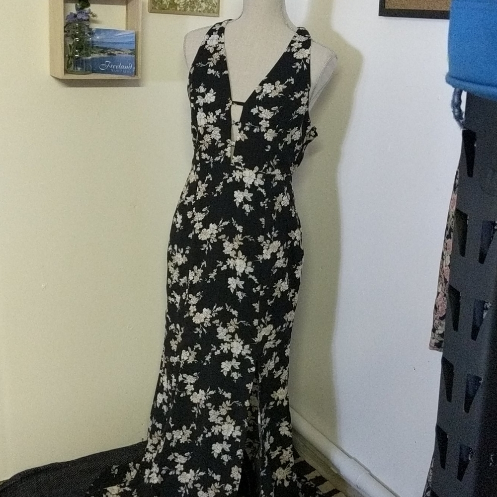 Brand new super cute flowy dress